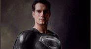 Henry Cavill com o traje preto do Superman (Foto: Reprodução)