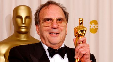 None - Ronald Harwood posa com o prêmio de Melhor Roteiro Adaptado para O Pianista durante o 75º Prêmio da Academia no Kodak Theatre em 23 de março de 2003 em Hollywood, Califórnia. (Foto de Frank Micel / Getty Images)