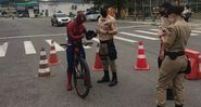 Homem fantasiado de Homem-Aranha parado por guardas municipais (Foto: Divulgação)
