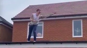 None - Homem canta Freddie Mercury no telhado (Foto: Twitter / Reprodução)