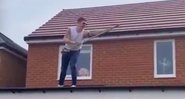 Homem canta Freddie Mercury no telhado (Foto: Twitter / Reprodução)