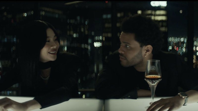 HoYeon e The Weeknd em clipe de "Out Of Time" (Foto: Reprodução /Twitter)