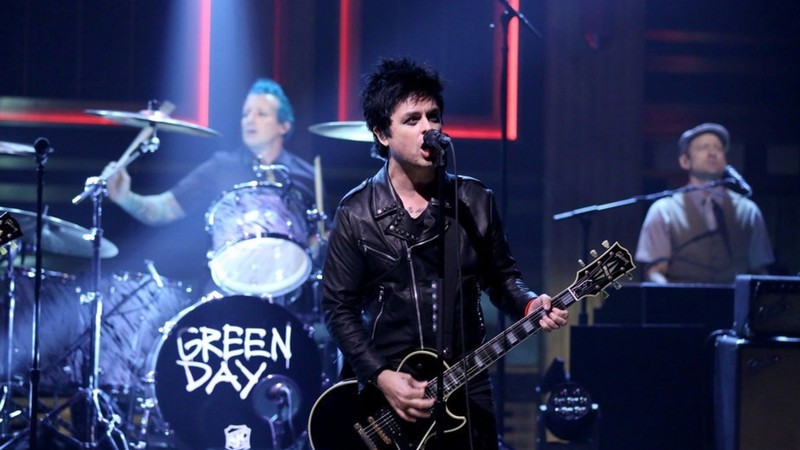 Billie Joe Armstrong comandando o Green Day no programa de Jimmy Fallon (Foto: Reprodução / Vídeo)