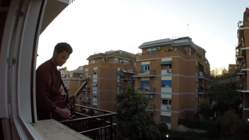 Marco G. Di Marco, guitarrista italiano, tocando na varanda do apartamento durante a quarentena (Foto: Reprodução/YouTube)