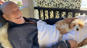 Jeff Bridges adotou um cachorrinho (Foto: Twitter / Reprodução)