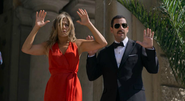Jennifer Aniston e Adam Sandler em Mistério no Mediterrâneo (Foto: Reprodução / Netflix)