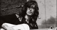 Jimmy Page em 1977, durante apresentação do Led Zeppelin no festival Day on the Green, em Oakland, Califórnia (Foto: Michael Zagaris Photography LLC e Reel Art Press)