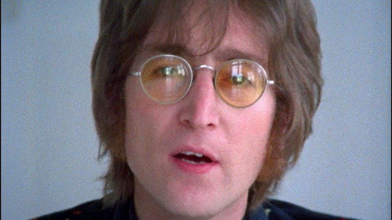 John Lennon no clipe de "Imagine" (Reprodução/Youtube)