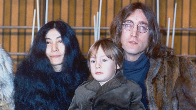 John Lennon posa com o filho Julian e Yoko Ono em um local desconhecido em 1968. (Foto: AP)