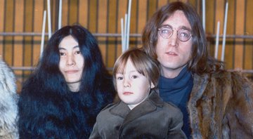 John Lennon posa com o filho Julian e Yoko Ono em um local desconhecido em 1968. (Foto: AP)