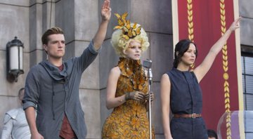 Da esquerda para direita: Josh Hutcherson, Elizabeth Banks e Jennifer Lawrence em Jogos Vorazes: Em Chamas (Foto: Reprodução/Instagram)