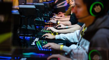None - Jovens jogando no computador (Foto: Jens Schlueter/Getty Images)