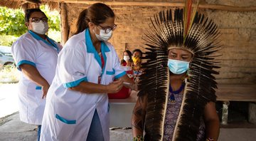Chefe indígena Jurema Nunes recebendo vacina contra Covid-19 na Aldeia Mata Verde Bonita (Foto: Buda Mendes/Getty Images)