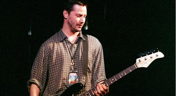 None - Keanu Reeves no baixo da banda Dogstar, em 1996 (Foto:AP Photo/ Sven Kaestner)