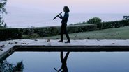 Kenny G toca sax em volta da piscina (Foto: Divulgação / HBO)