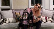 Lady Gaga em casa com os cachorros (Foto: Reprodução/Instagram)
