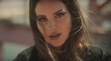None - Lana Del Rey, no clipe de 'Fuck I Love You' (Foto: Reprodução)