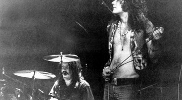 None - John Bonham (à esq.) e Robert Plant, em ação com o Led Zeppelin (Foto: DPA/AP)