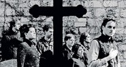 Parry, Chassagne, Gara, Kingsbury, Neufeld, Will Butler (a partir da esquerda), no Cemitério de Montmartre, em Paris - Anton Corbijn