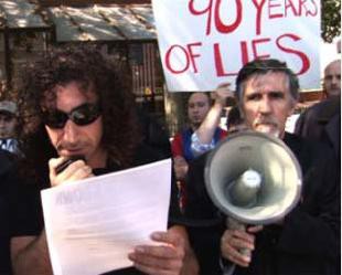Serj Tankian lidera manifestação que pede reconhecimento oficial do genocídio armênio