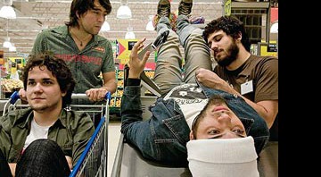 Ecos Falsos em supermercado de São Paulo: (da esq. para a dir.) Gustavo, Daniel, Davi e Felipe - Nino Andrés