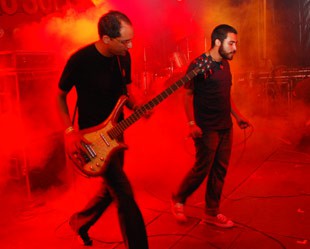 O rock pesado do Los Porongas deu energia para o público