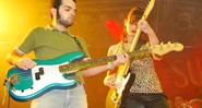 Baixo e guitarra da banda Vertix, de Londrina