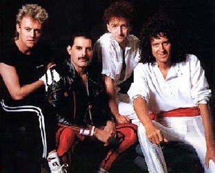 O quarteto, a partir da esquerda: Roger Taylor, Freddie Mercury, John Deacon e Brian May