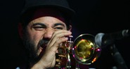 Maurício Takara tocava trompete em uma de suas jam sessions entre os shows do palco principal