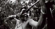Pura, índio kanoê, é um dos três sobreviventes de sua nação em Rondônia, inteiramente assassinada, em genocídio não investigado
