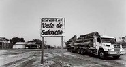 O Rio Salvação criou um vale de mesmo - e irônico - nome, hoje cortado pela estrada MT-206; o caminhão segue para uma serraria, e, de lá, para Rondônia