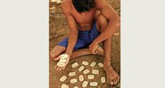 Morador da Chapada do Araripe, Ceará, exibe fósseis que são vendidos no mercado negro