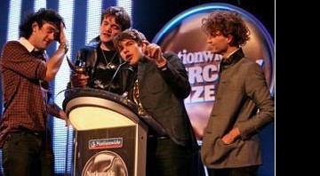 O Klaxons, recebendo o Mercury Awards 2007 - Reprodução