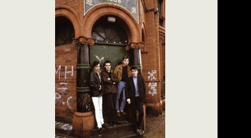 O The Smiths posa em frente ao Salford Lads Club para foto do álbum <i>The Queen is Dead</i> - Reprodução