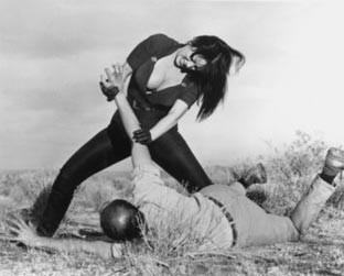 A atriz Tura Satana como Varla, em Faster, Pussycat! Kill! Kill!