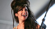 Amy Winehouse: O dente não fez falta ao show da musa de "Rehab"