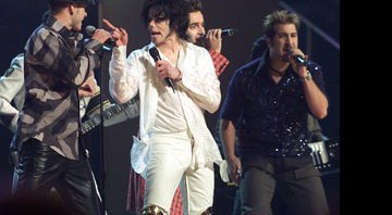 Michael Jackson, na foto com os músicos do N'Sync, pode voltar a cantar em comemoração aos 25 anos de <i>Thriller</i> - AP