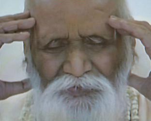 Maharishi Mahesh Yogi em uma de suas últimas aparições públicas; guru trouxe práticas hinduístas ao ocidente - AP