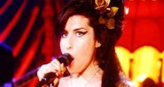Amy Winehouse se apresenta no telão do Grammy, via satélite - AP