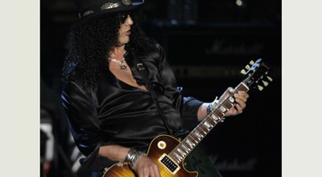 Slash e a guitarra Les Paul, escolhida para sua linha de guitarras - AP