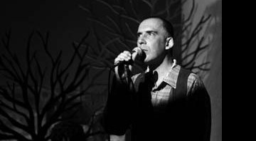 Arnaldo Antunes canta em preto e branco no <i>Ao Vivo no Estúdio</i> - Divulgação