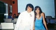 Na Tailândia, ela encontra com o ator Jackie Chan.
