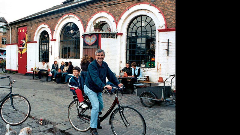 Bicicletas são o meio de transporte principal para moradores e turistas, como Edgardo Martolio