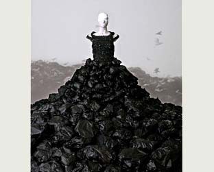 Obra Luxdelix, do estilista Jum Nakao, faz parte da exposição <i>Quando vidas se tornam forma...</i>, em cartaz no MAM - Luigi Stavale