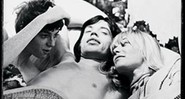 Da esquerda para a direita: Michele Breton, Mick Jagger e Anita Pallenberg, em cena do filme Performance, de 1970
