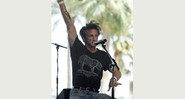 O ator e diretor Sean Penn finge dançar diante do público no terceiro dia de Coachella.