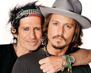Keith Richards (à esq.), sobre Johnny Depp: "Antes de rodar uma cena, os olhos dele mudam e ele vira o Jack".