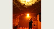 Fiel ora no interior da Mesquita do Domo da Rocha, Jerusalém. Este local da foto, particularmente, tem acesso extremamente restrito a não-muçulmanos e fica exatamente embaixo da Rocha