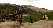 Soldados israelenses observam procissão de Ramos desde cemitério muçulmano, Jerusalém