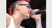 Chester Bennington preferiu um moicano curto no auge do Linkin Park, em meados de 2001